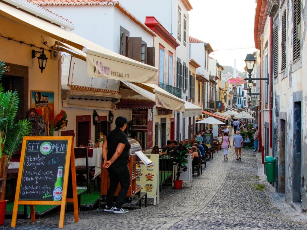 Eine enge, lebhafte Fussgängergasse mit Restaurants