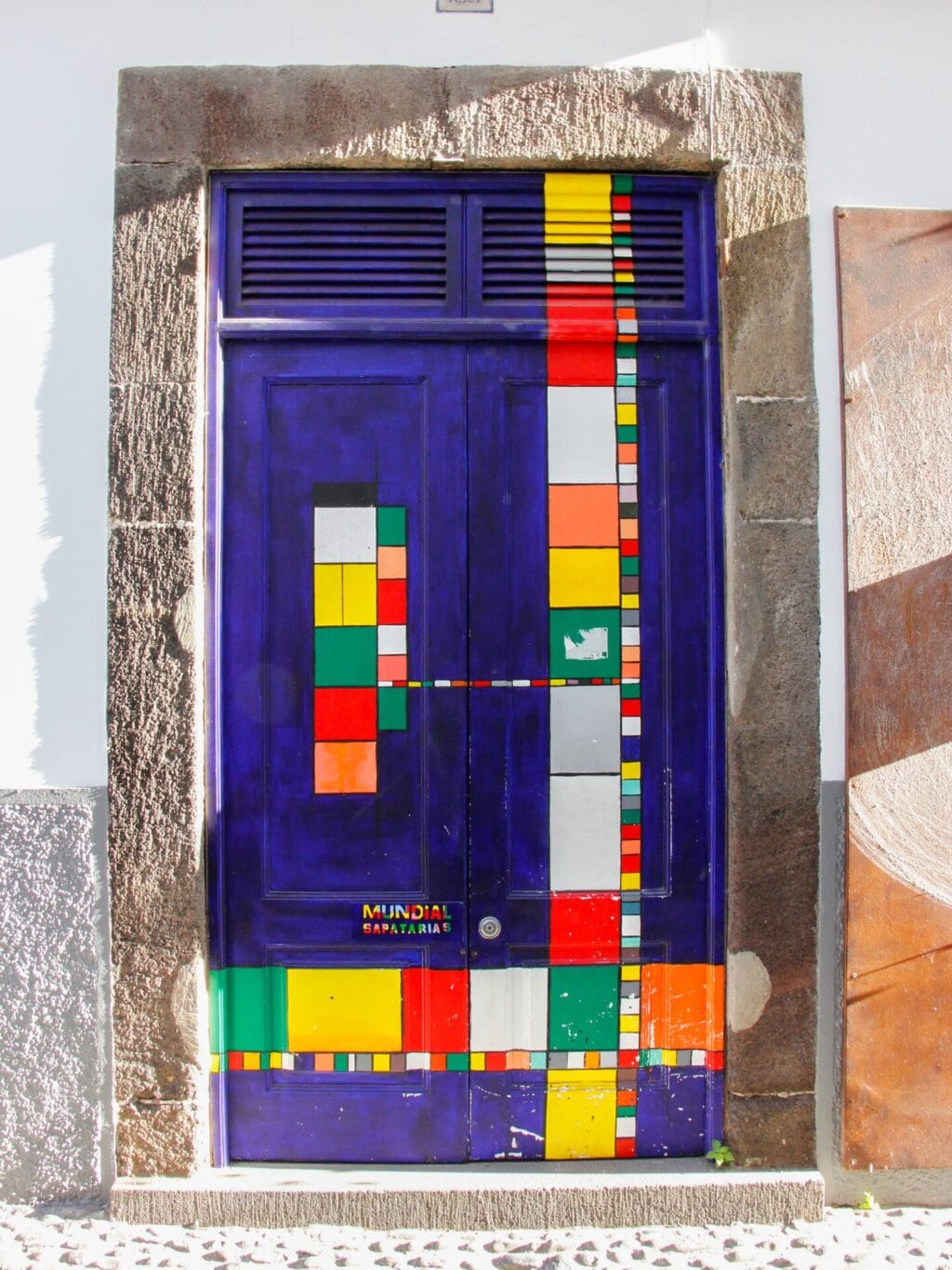 Farbenfroh bemalte Türe mit geometrischem Muster